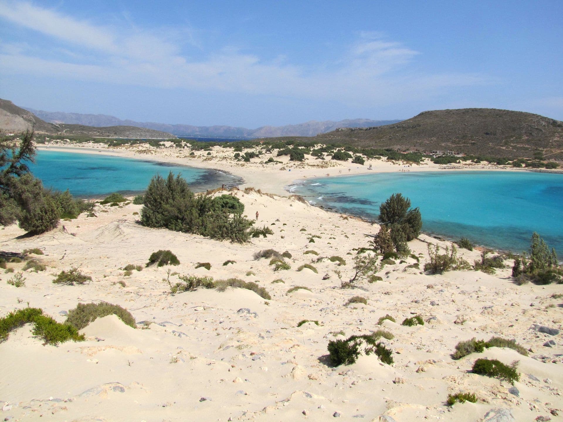 Weißer Strand und kristallklares Wasser